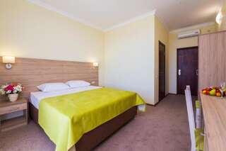 Отель Отель Золотой якорь Гудаута Двухместный номер с 1 кроватью или 2 отдельными кроватями-2